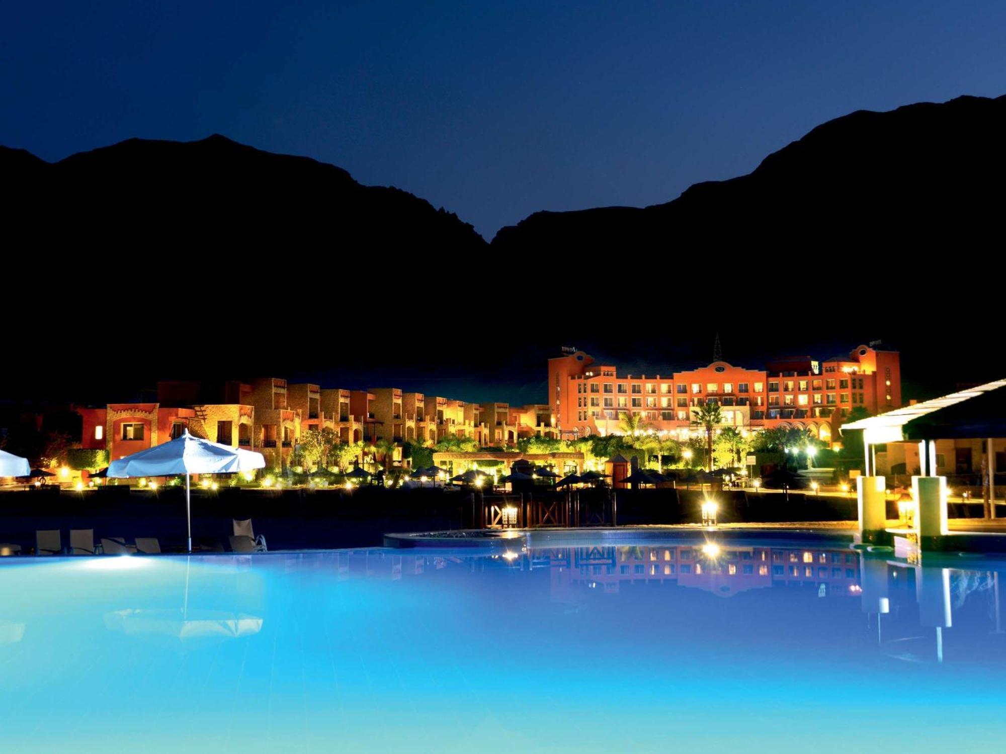 Moevenpick Resort El Sokhna Ain Sukhna Dış mekan fotoğraf The resort at night