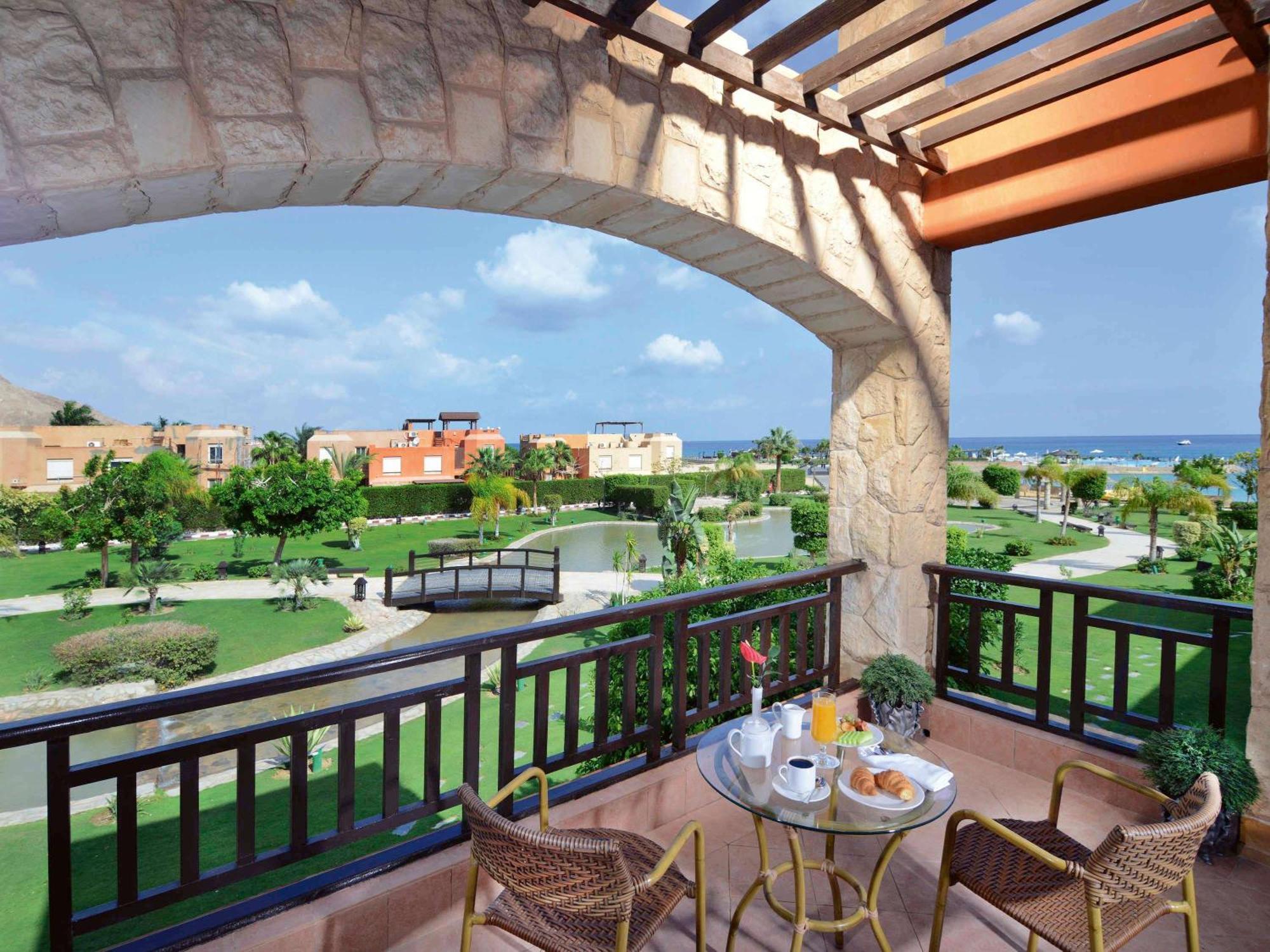 Moevenpick Resort El Sokhna Ain Sukhna Dış mekan fotoğraf View from a balcony
