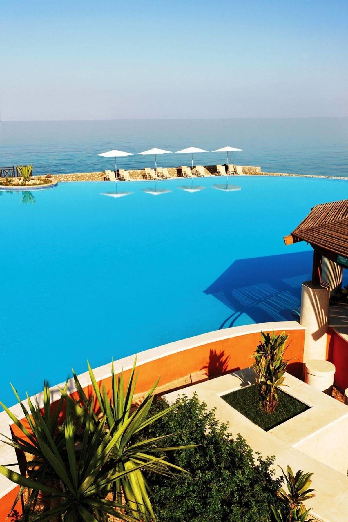 Moevenpick Resort El Sokhna Ain Sukhna Dış mekan fotoğraf Infinity pool at the Sheraton Sharm Resort